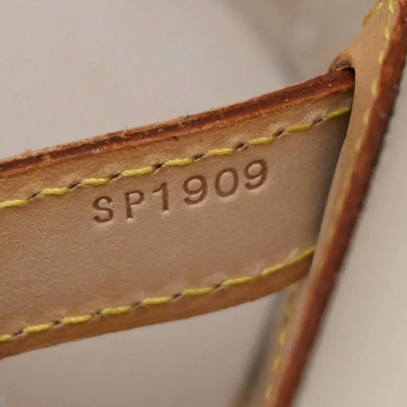 Louis Vuitton makeup bag in very good condition - Picture 13 of 13